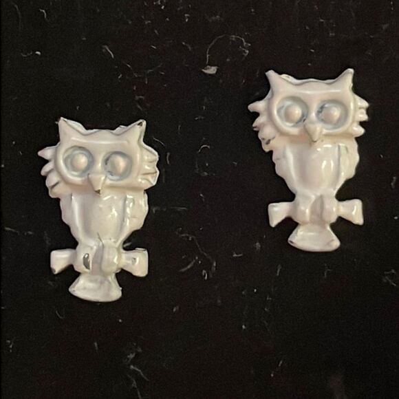 Vintage-1940s-Art Deco 0.5” pewter and white enamel owl stud earrings - Picture 1 of 12